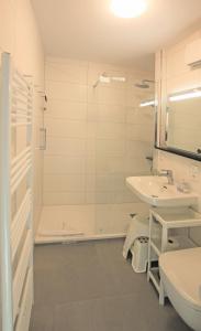 库克斯港Watt`n Blick的带淋浴和盥洗盆的浴室