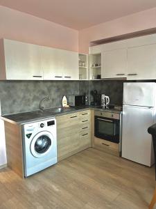 瓦尔纳Studio Thermi 1的厨房配有洗衣机和洗碗机。