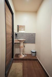 蒂鲁帕蒂DLR GRAND的一间带水槽和卫生间的浴室