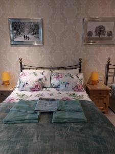 布莱克浦PONDEROSA的一间卧室配有带3个枕头的床