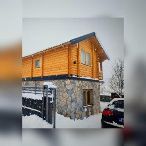 科拉欣Vila Helena的小木屋,里面积雪