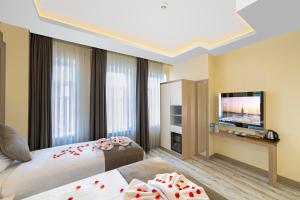 伊斯坦布尔BRAKO HOTEL的酒店客房设有两张床和一台平面电视。