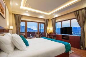 列城Ashoka Ladakh的一间卧室设有一张大床和大窗户
