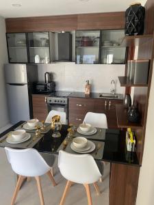 BijiloAminah’s Space - Jobz Luxury Rental的厨房配有餐桌和白色椅子