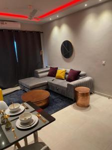 BijiloAminah’s Space - Jobz Luxury Rental的客厅配有沙发和桌子