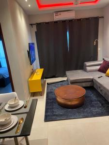 BijiloAminah’s Space - Jobz Luxury Rental的客厅配有沙发和桌子