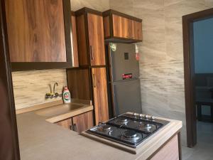 麦加فيلا المنزل的厨房配有炉灶和冰箱。