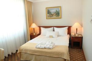 安卡拉迷笛酒店的酒店客房,配有带毛巾的床