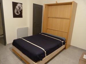维耶尔宗Appartement T.2 - Parking -Gratuit的一间卧室配有一张床和一扇木门