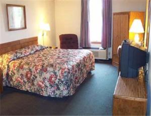 黑格斯敦国行旅馆的酒店客房,配有床和电视