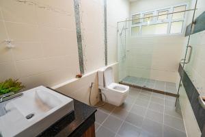 纳仲天Silverlake Oasis : Pool Villa的一间带水槽、卫生间和淋浴的浴室