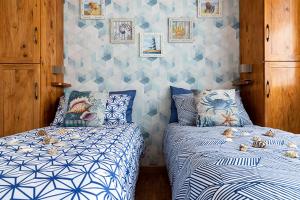 GazzadaGhe Sem Morazzone B&B的卧室设有两张蓝色和白色的床