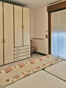 卡奥莱Casa Comisso的一间卧室配有一张床和一个梳妆台