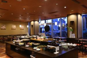 名古屋名古屋太合通口大和鲁内酒店的餐厅设有桌椅