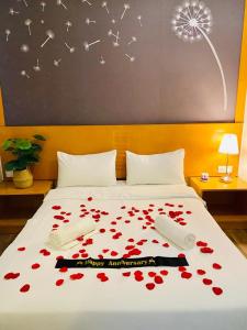 伯恩仓Dzulstudio(Muslim) Nova Highland的一张床上有一大束红花