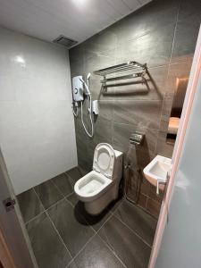 丹那拉打OU INN Cameron Highlands ,Ferm Nyonya Restaurant的一间带卫生间和水槽的浴室