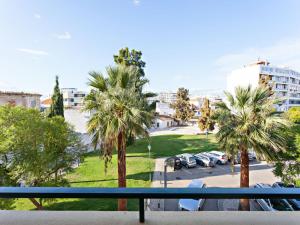 法鲁Alameda Apartment的从棕榈树停车场的阳台上可欣赏到风景