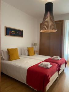 法鲁Alameda Apartment的一间卧室配有一张带红色毯子的大床