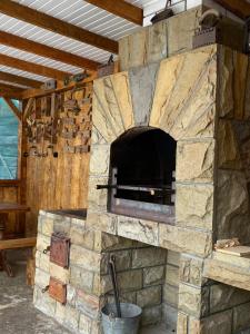 塔塔里夫Садиба Диво Квітка的小屋内的石炉,设有木制天花板