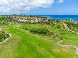 French HarborPristine Bay Beach Home 104的享有毗邻大海的高尔夫球场的空中景致