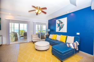 桑迪湾Lawson Rock - Angelfish 203 Condo的蓝色的客厅配有沙发和吊扇