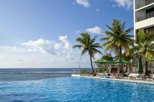 塔穆宁Guam Reef Hotel的海景游泳池