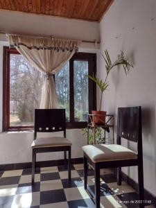 Colonia Las RosasCabaña Ascensión-Caminos del Vino的两把椅子坐在带窗户的房间
