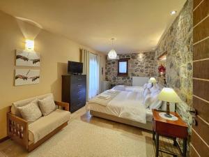 波利兹罗松Ocazzia of Parnassos的一间卧室配有一张特大号床和一张沙发