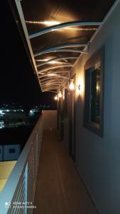 GuarabiraPousada Mariza的夜间有灯的建筑阳台