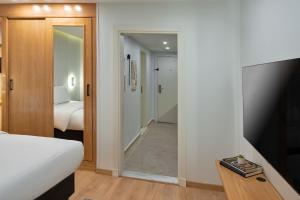 开罗Parkside Boutique Furnished Apartments的一间卧室设有一张床,门通往走廊