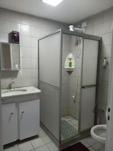 嘎林海斯港Privê Recanto da Enseada - Serrambi的带淋浴、盥洗盆和卫生间的浴室