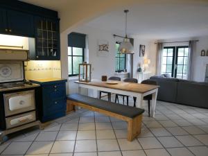 卡兰茨奥赫Villa Buiten 108的厨房配有桌子和长凳