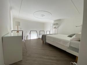 巴勒莫Palazzo Caltagirone Suite的卧室配有一张床和一张桌子及椅子