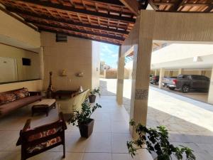 阿拉卡茹阿瓜多拉达斯旅馆的客厅配有沙发和桌子