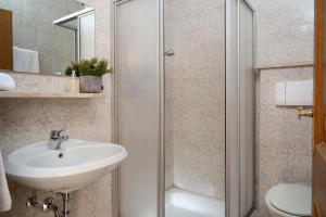 维哥迪法萨A.保罗公寓的一间带水槽和淋浴的浴室