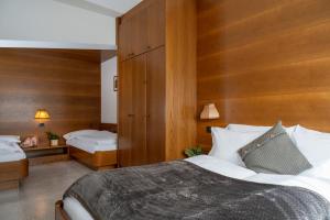 维哥迪法萨A.保罗公寓的一间卧室设有一张大床和木墙