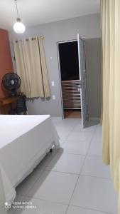 GuarabiraPousada Mariza的白色的卧室设有床和窗户