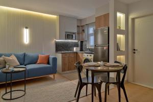 开罗Parkside Boutique Furnished Apartments的客厅配有沙发和桌椅