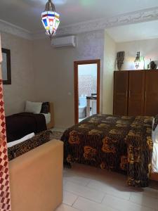马拉喀什达尔阿提卡摩洛哥传统住宅的一间卧室配有一张特大号床和一个窗户。