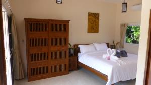 考索Khao Sok Jasmine Garden Resort - SHA Certified的一间卧室配有一张床和一个梳妆台