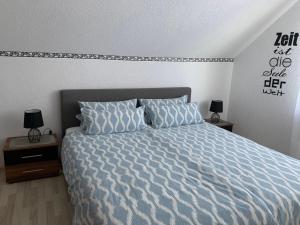 Bechenheim亚当公寓酒店的一间卧室配有一张带两个枕头的床