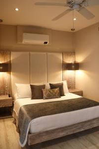 瓜杜阿斯Matisia Hotel Boutique的一间卧室配有一张大床和两盏灯。