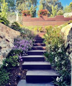 波尔图108MM House的花园中花草丛生的楼梯