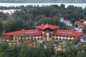 大格拉迪什泰Hotel Danubia Park的享有红色屋顶建筑的空中景致