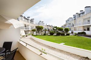 圣卢西亚岛Camélia Apartment的从公寓大楼的阳台上可欣赏到风景。