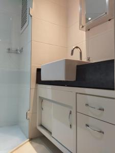 库里提巴Century Hall的白色的浴室设有水槽和淋浴。