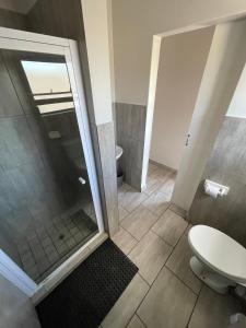 约翰内斯堡Ecomotel Louis Botha的带淋浴和卫生间的浴室