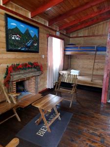 Paso MachoLas Bromelias Lodge的小木屋内带壁炉的客房