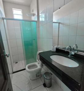 帕劳阿佩巴斯Carajas Hotel的一间带水槽和卫生间的浴室