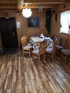SihelnéChata pod pilskom的一间铺有木地板并配有桌子的用餐室